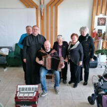 Zps_Stretnutie p. Helenky s priateľmi a p. fárárom Dúbravickým pri príležitosti jej 90. narodenín