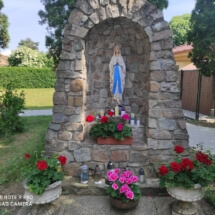 Zps_Kvety pred sochou Panny Márie v našej záhradke