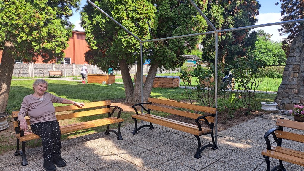 Oddych na lavičke v záhrade