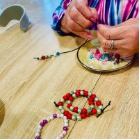 14_Rozvoj jemnej motoriky rúk – výroba náramkov_2508