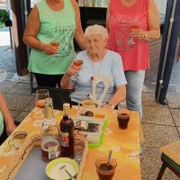 22_Narodeninová oslava – pri záhradnom altánku s rodinou_2508