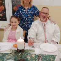 28_Koledníci Jožko a Emka s našou opatrovateľkou Majkou_2512