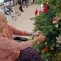 8_Ozdobovanie vianočného stromčeka v spoločenskej miestnosti_2512